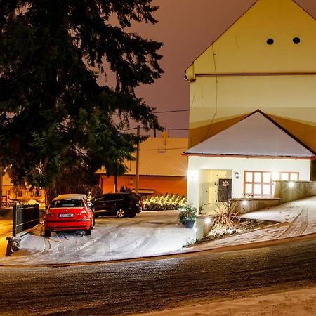 Restaurace A Penzion Pod Hradem Hotel Zlín Buitenkant foto