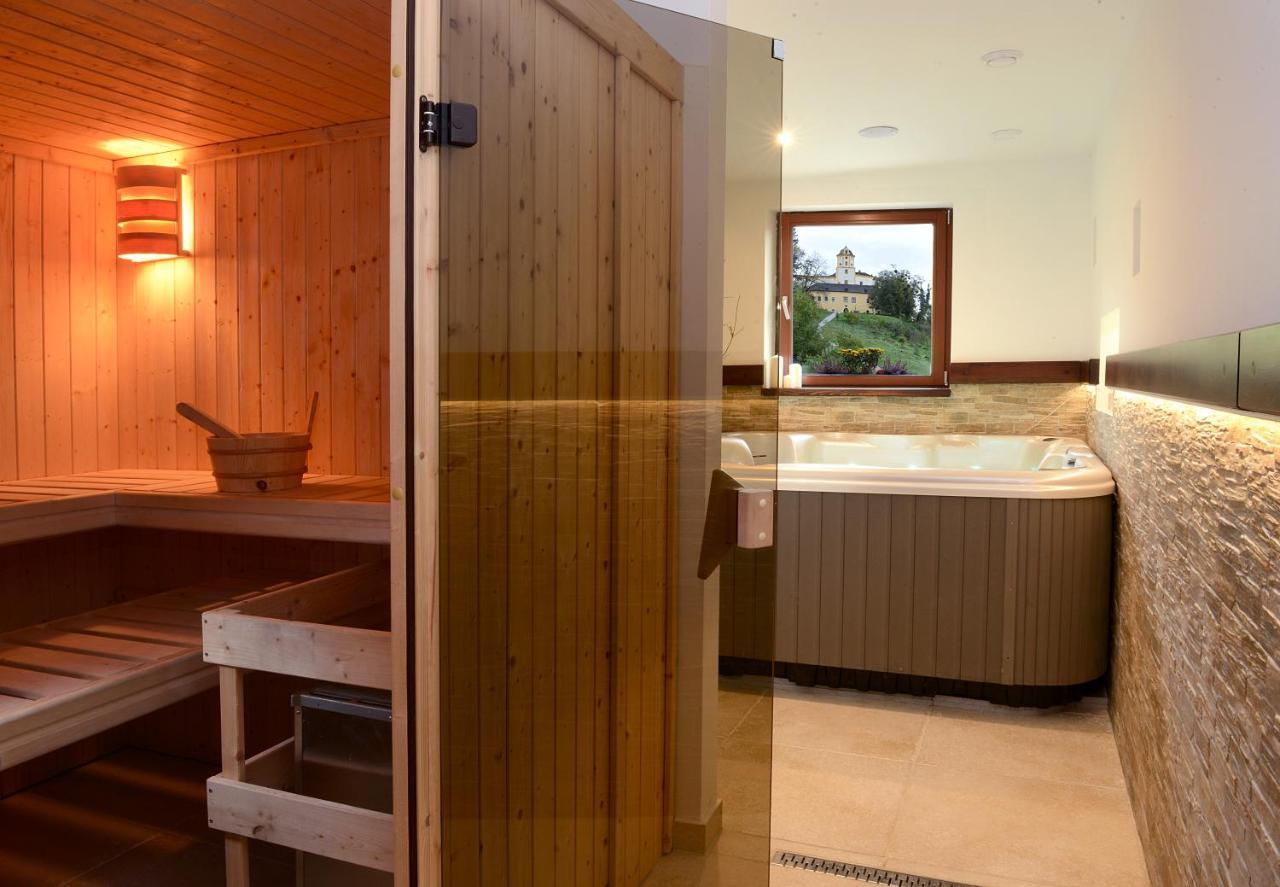 Restaurace A Penzion Pod Hradem Hotel Zlín Buitenkant foto