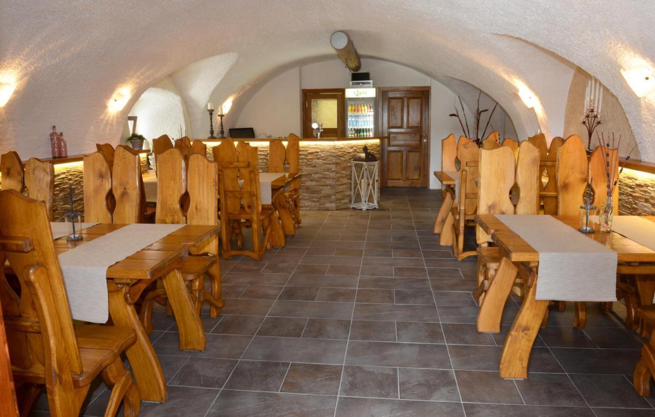 Restaurace A Penzion Pod Hradem Hotel Zlín Buitenkant foto
